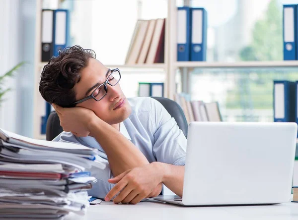 Cansado de empresário exausto sentado no escritório — Fotografia de Stock