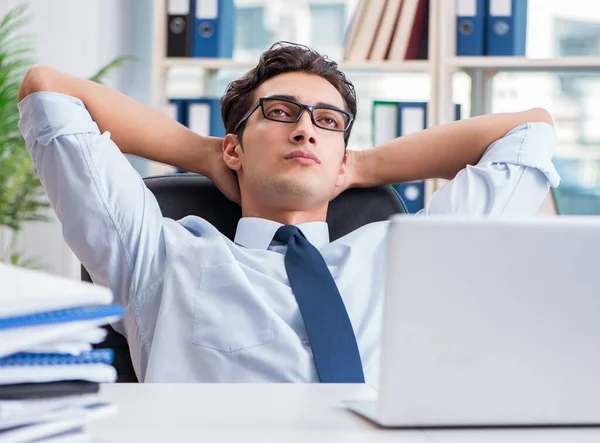 Κουρασμένος εξουθενωμένος επιχειρηματίας κάθεται στο γραφείο — Φωτογραφία Αρχείου