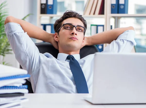 Fatigué homme d'affaires épuisé assis dans le bureau — Photo