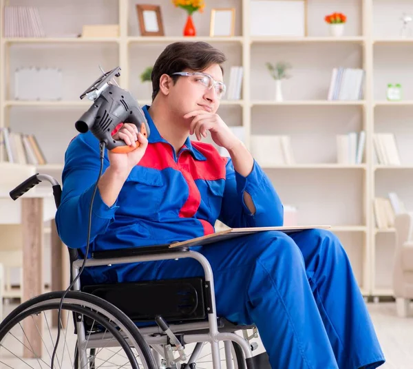 Hombre discapacitado trabajando con sierra de mano en casa — Foto de Stock
