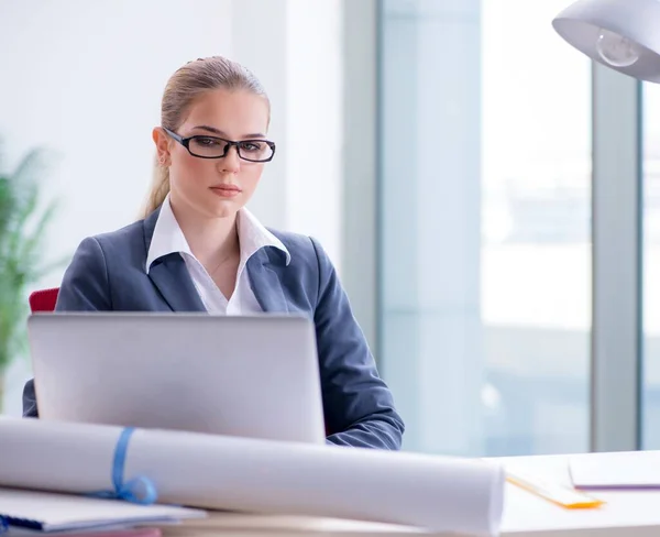 Woman architect working on the project — Stock Photo, Image