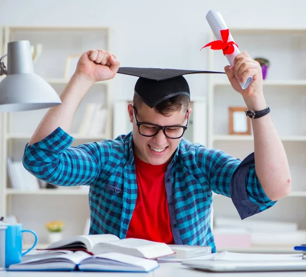 Jong tiener voorbereiding voor examens studeren aan een bureau binnen — Stockfoto