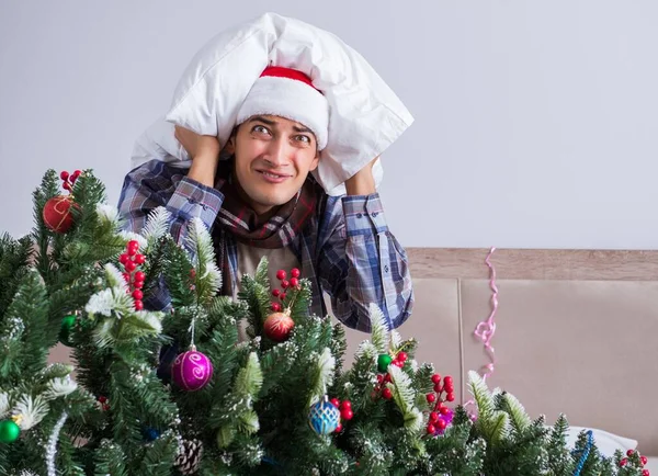 Uomo che soffre di postumi di sbornia dopo la festa di Natale — Foto Stock