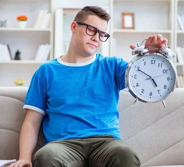 Estudiante joven preparándose para los exámenes que estudian en casa en un sofá — Foto de Stock