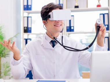 Doktor sanal sanal sanal gerçeklik gözlükleriyle çalışıyor.