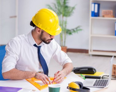 Stüdyosunda çalışan mimar yeni bir proje üzerinde çalışıyor.