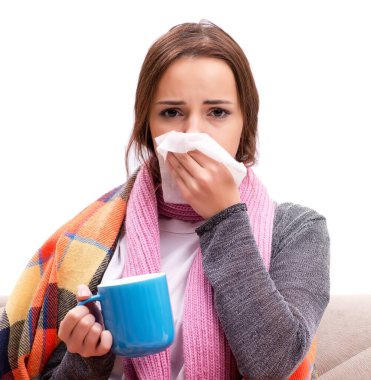 Ekonomi sınıfında soğuktan acı çeken bir genç.