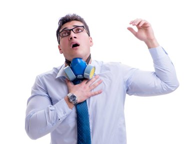 İş adamı aşırı derecede terliyor. Beyazların üstünde kötü kokuyor.