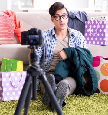 Vlog için erkek moda blogcusu kayıt videosu