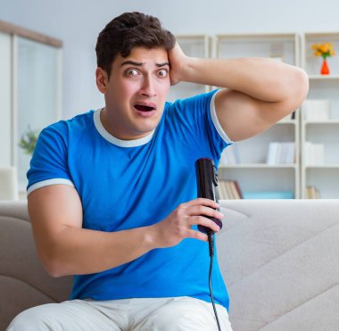 Adamın evde aşırı derecede terlemesi ve kötü kokması.