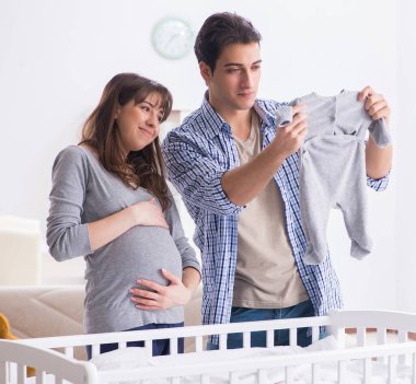 Genç ebeveynler ilk bebeklerini bekliyorlar.