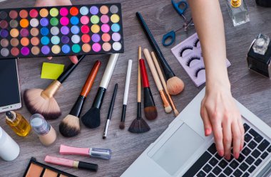 Makyaj aksesuarlarıyla moda blogcusu