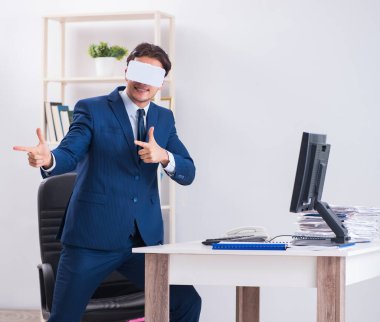 Çalışan ofiste sanal gerçeklik gözlüğü kullanıyor.