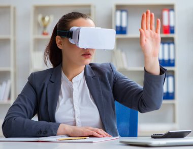 Sanal gerçeklik gözlüklü iş kadını ofisinde.
