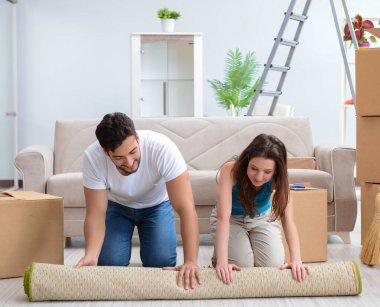 Yeni evdeki kutuları açan genç bir aile.