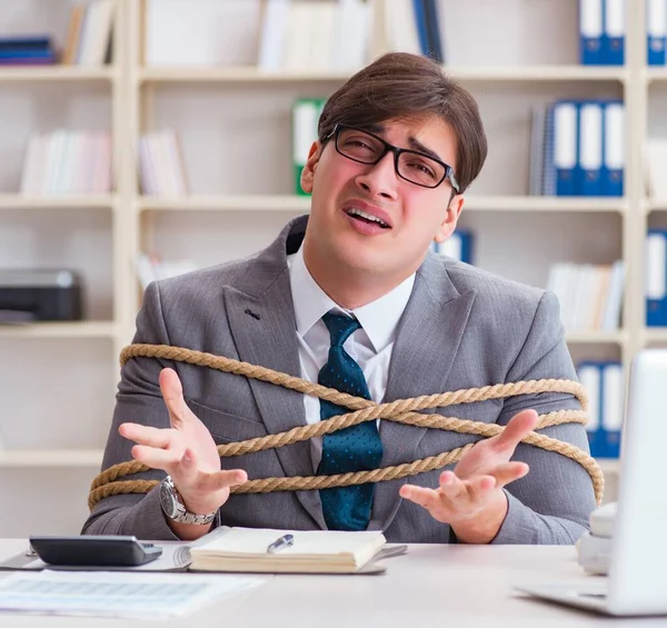 Empresário amarrado com corda no escritório — Fotografia de Stock