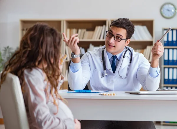 Mulher grávida visitante médico para consulta — Fotografia de Stock