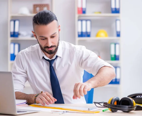 Architetto che lavora nel suo studio su un nuovo progetto — Foto Stock