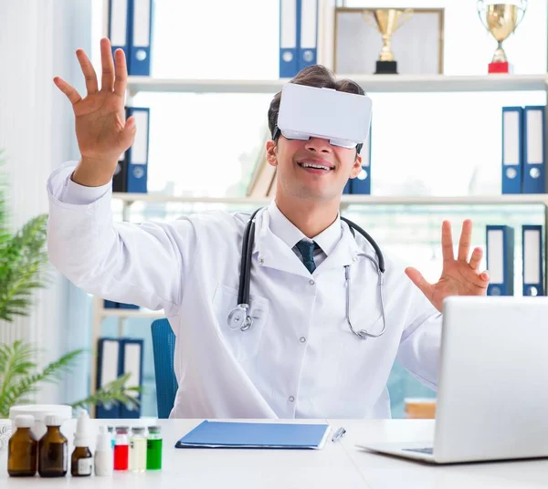 Doctor trabajando con gafas de realidad virtual VR —  Fotos de Stock
