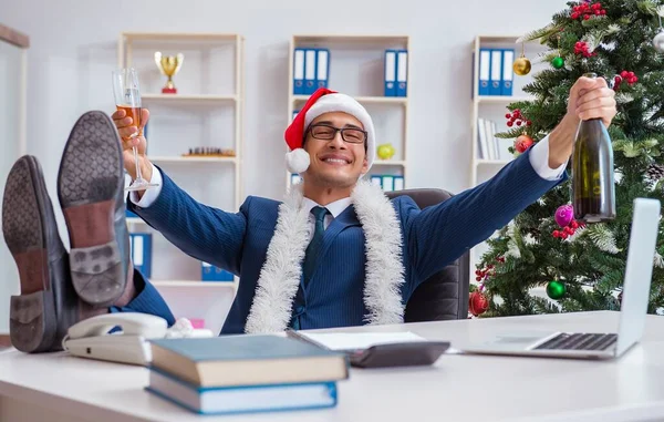 Zakenman viert kerstvakantie op kantoor — Stockfoto