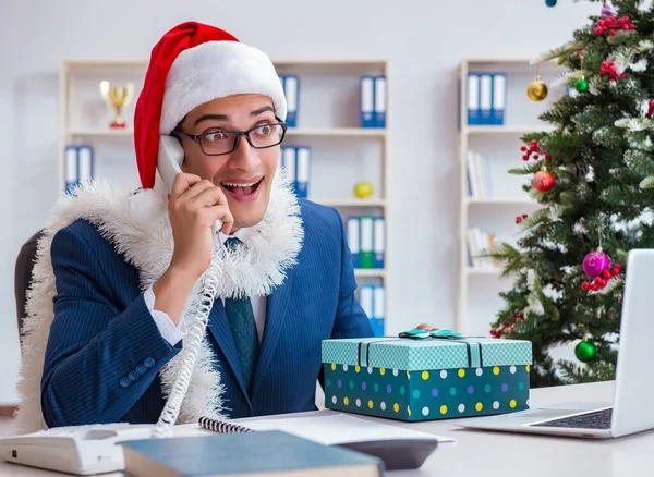 Biznesmen świętuje święta Bożego Narodzenia w biurze — Zdjęcie stockowe