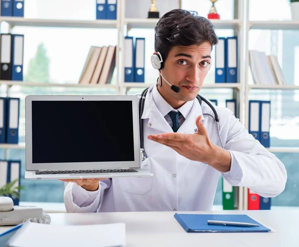 Giovane medico di sesso maschile nel concetto di telesalute — Foto Stock