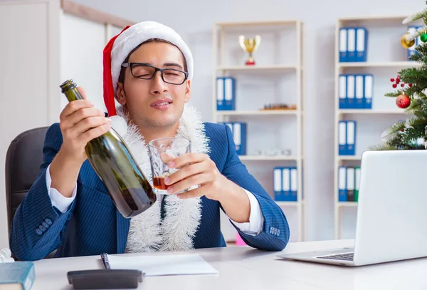 Uomo d'affari che celebra le vacanze di Natale in ufficio — Foto Stock