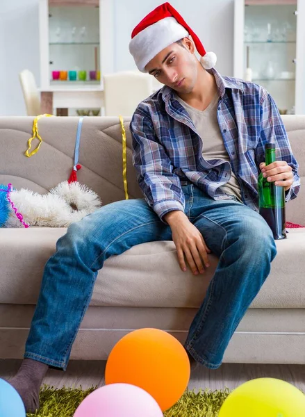 Homme ayant la gueule de bois après la fête de Noël — Photo