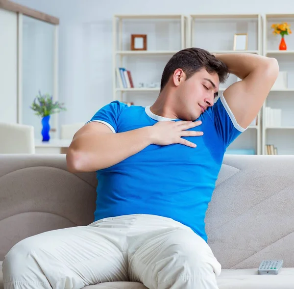 Uomo sudare eccessivamente cattivo odore a casa — Foto Stock