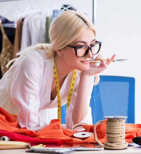 Mulher alfaiate trabalhando em novos desenhos vestido — Fotografia de Stock