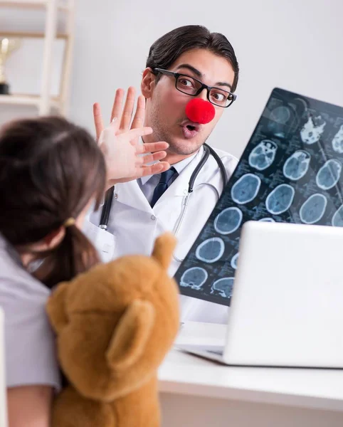 Düzenli kontrolde küçük kızı olan komik bir çocuk doktoru.