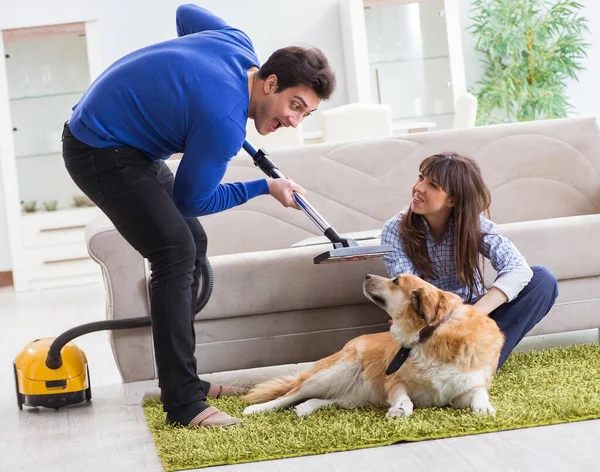 Husband cleaning house from dog fur — Stock Photo, Image