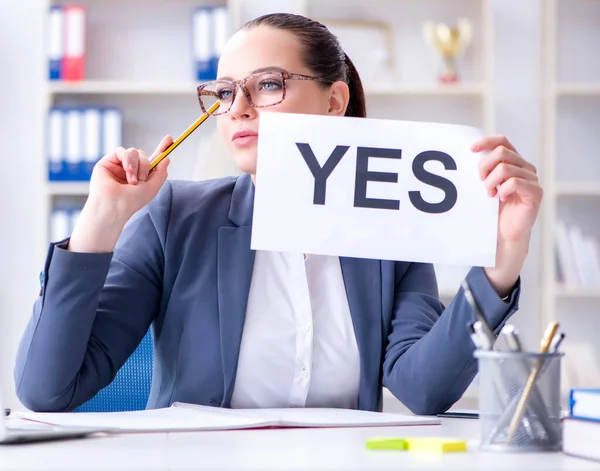 Businesswoman with yes message in office — Stock Photo, Image