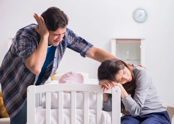 El joven padre no soporta al bebé llorando. —  Fotos de Stock