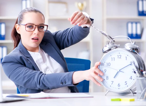 Empresária no conceito de gestão do tempo — Fotografia de Stock