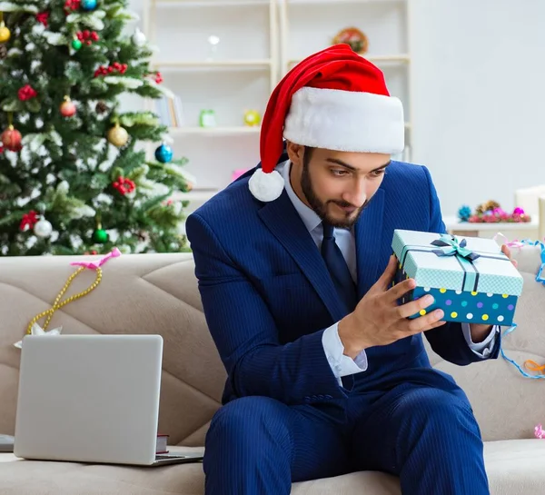 Empresario trabajando en casa durante Navidad —  Fotos de Stock