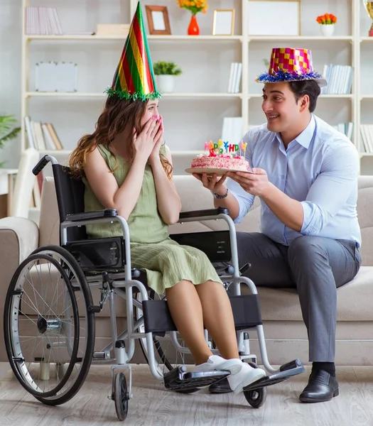 Den unga familjen firar födelsedag med handikappade — Stockfoto