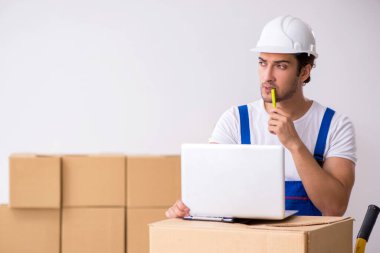 Genç erkek, profesyonel nakliyeci evde yer değiştiriyor.