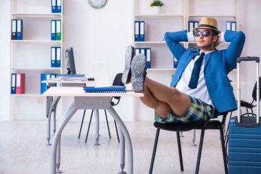 Yaz tatili için kaçan genç bir çalışan.