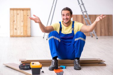 İçeride çalışan genç bir erkek müteahhit.