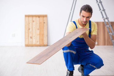 İçeride çalışan genç bir erkek müteahhit.