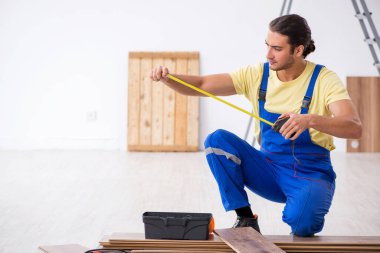 İçeride çalışan genç bir erkek müteahhit.