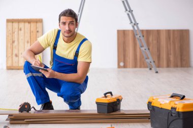 İçeride çalışan genç bir erkek müteahhit.