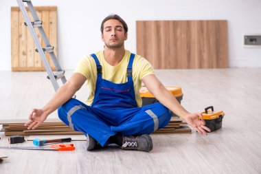 İçeride çalışan genç bir erkek müteahhit.