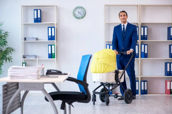 Joven padre cuidando recién nacidos en la oficina — Foto de Stock