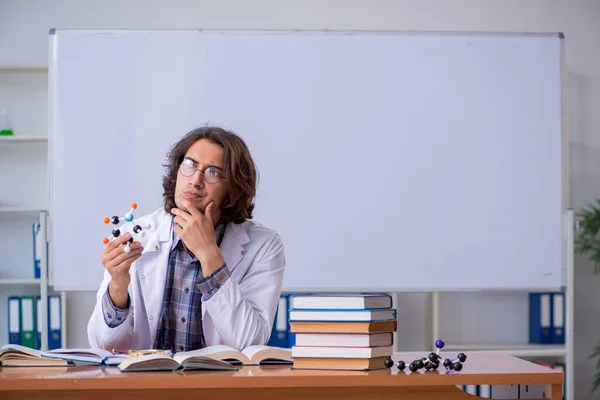 Professor de Química durante palestra na faculdade — Fotografia de Stock