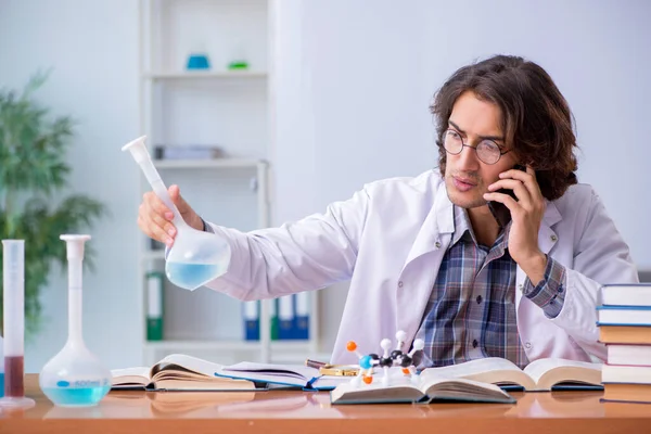 Docent scheikunde tijdens college op de universiteit — Stockfoto