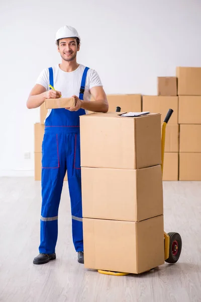 Joven macho profesional mover haciendo casa reubicación — Foto de Stock