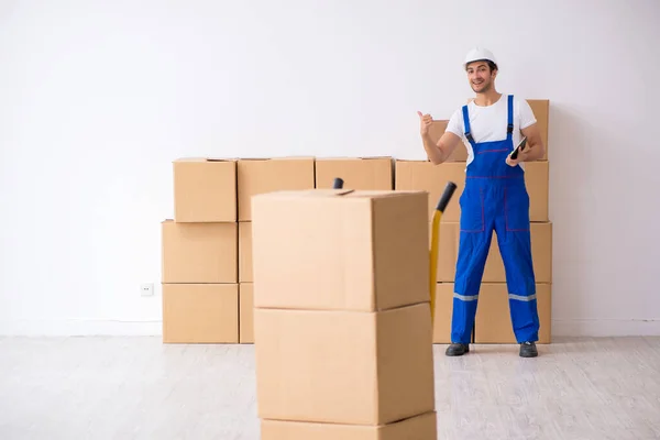 Joven macho profesional mover haciendo casa reubicación — Foto de Stock
