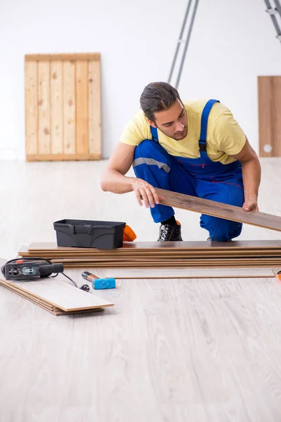 Jovem empreiteiro do sexo masculino trabalhando dentro de casa — Fotografia de Stock